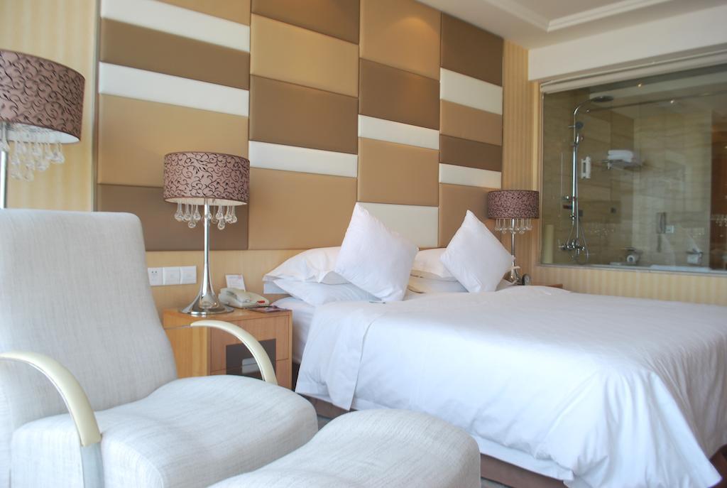 The Center Hotel Вэйхай Номер фото